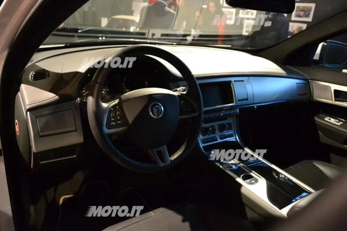 Jaguar XF Sportbrake: si mostra ai 30 anni di AD (20)