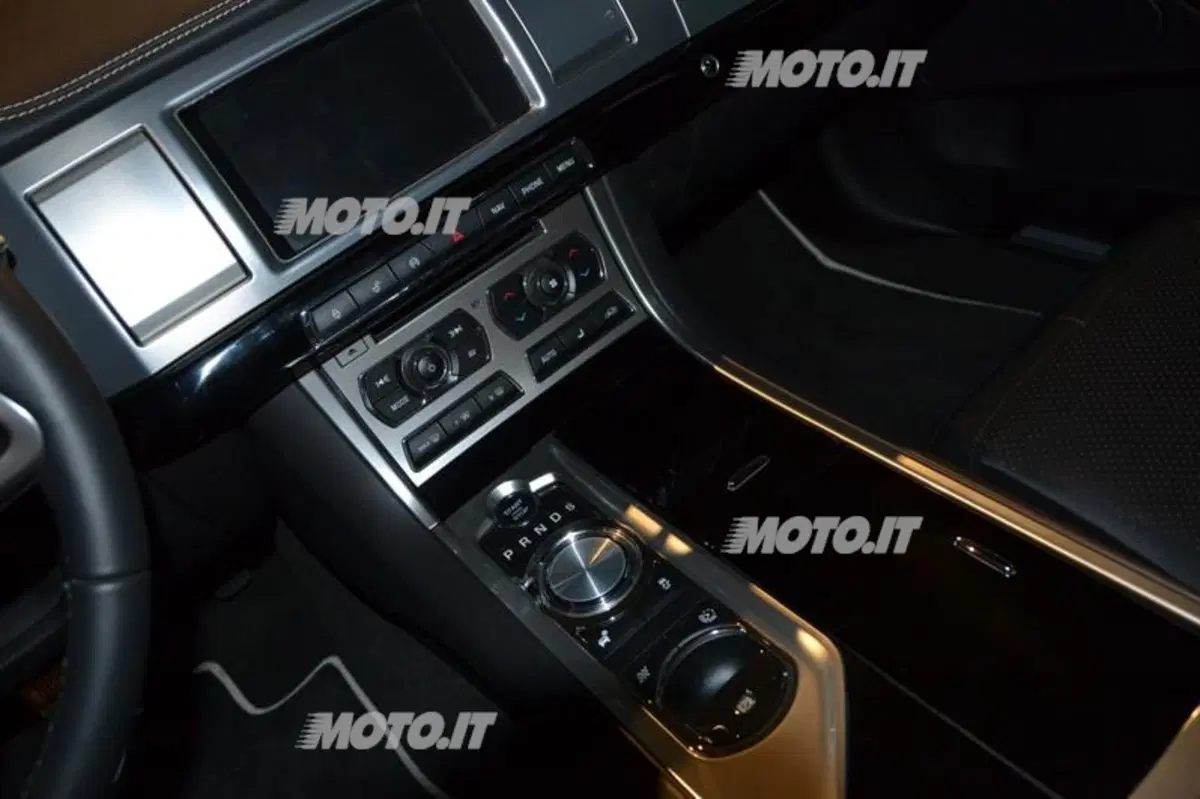 Jaguar XF Sportbrake: si mostra ai 30 anni di AD (23)