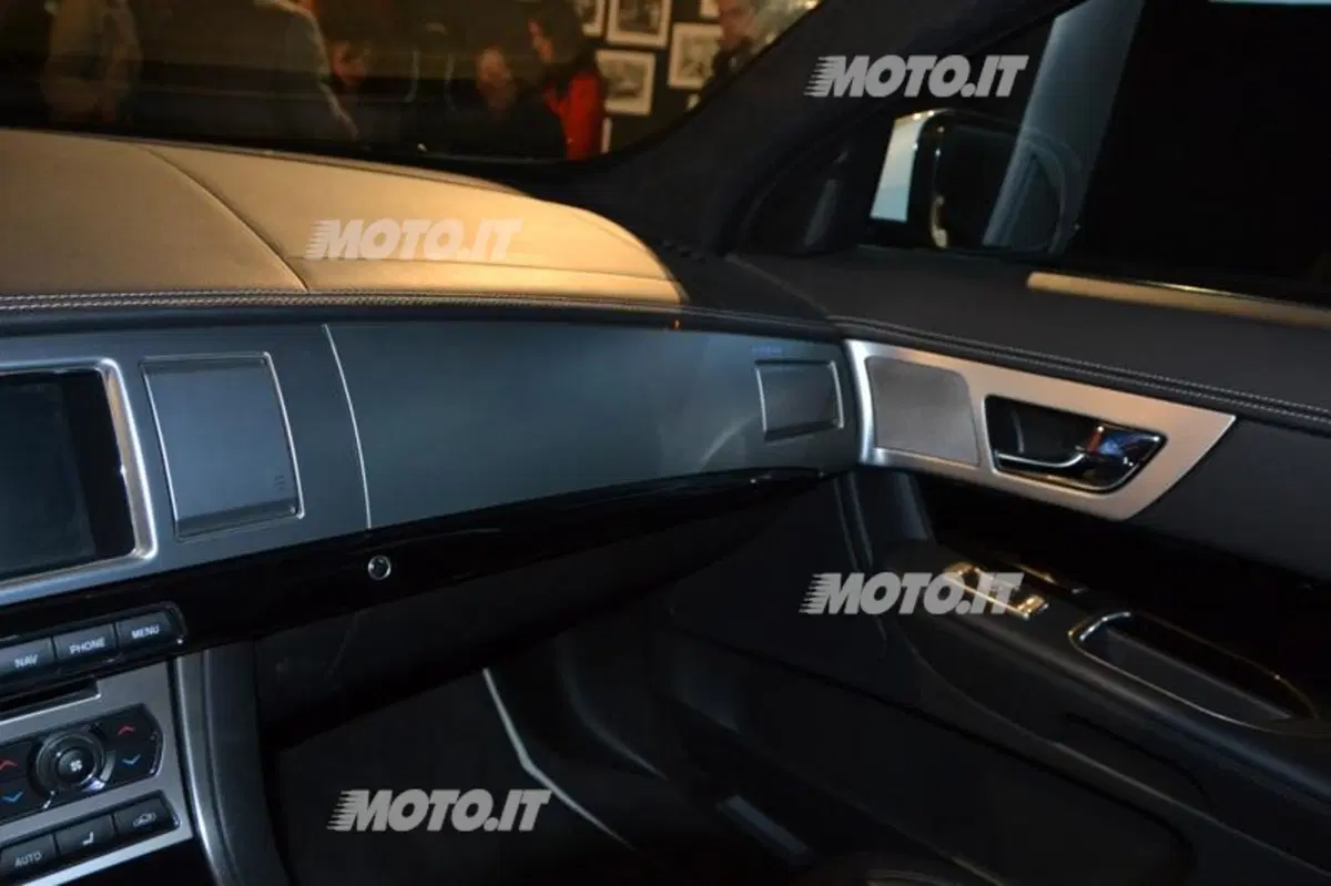 Jaguar XF Sportbrake: si mostra ai 30 anni di AD (24)