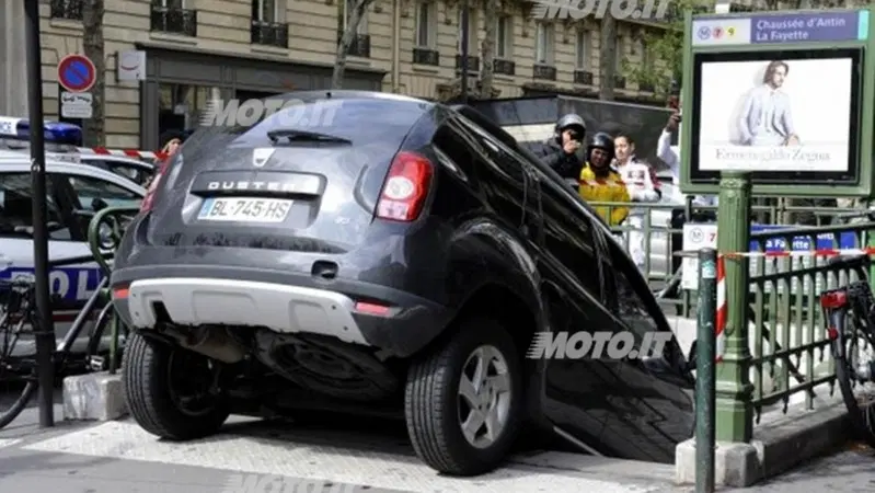 In auto nella metro di Parigi: &laquo;pensavo fosse un parcheggio&raquo;