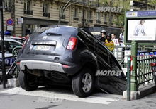 In auto nella metro di Parigi: «pensavo fosse un parcheggio»