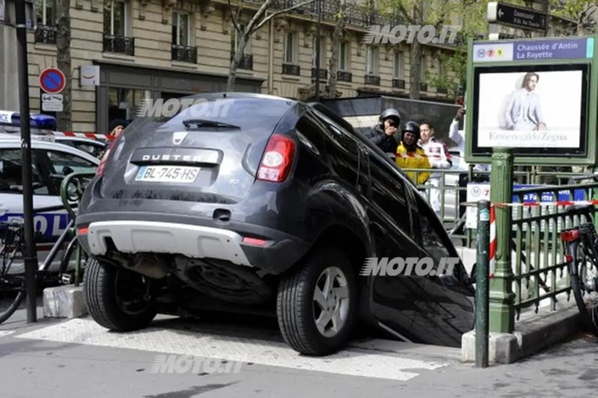 In auto nella metro di Parigi: «pensavo fosse un parcheggio»
