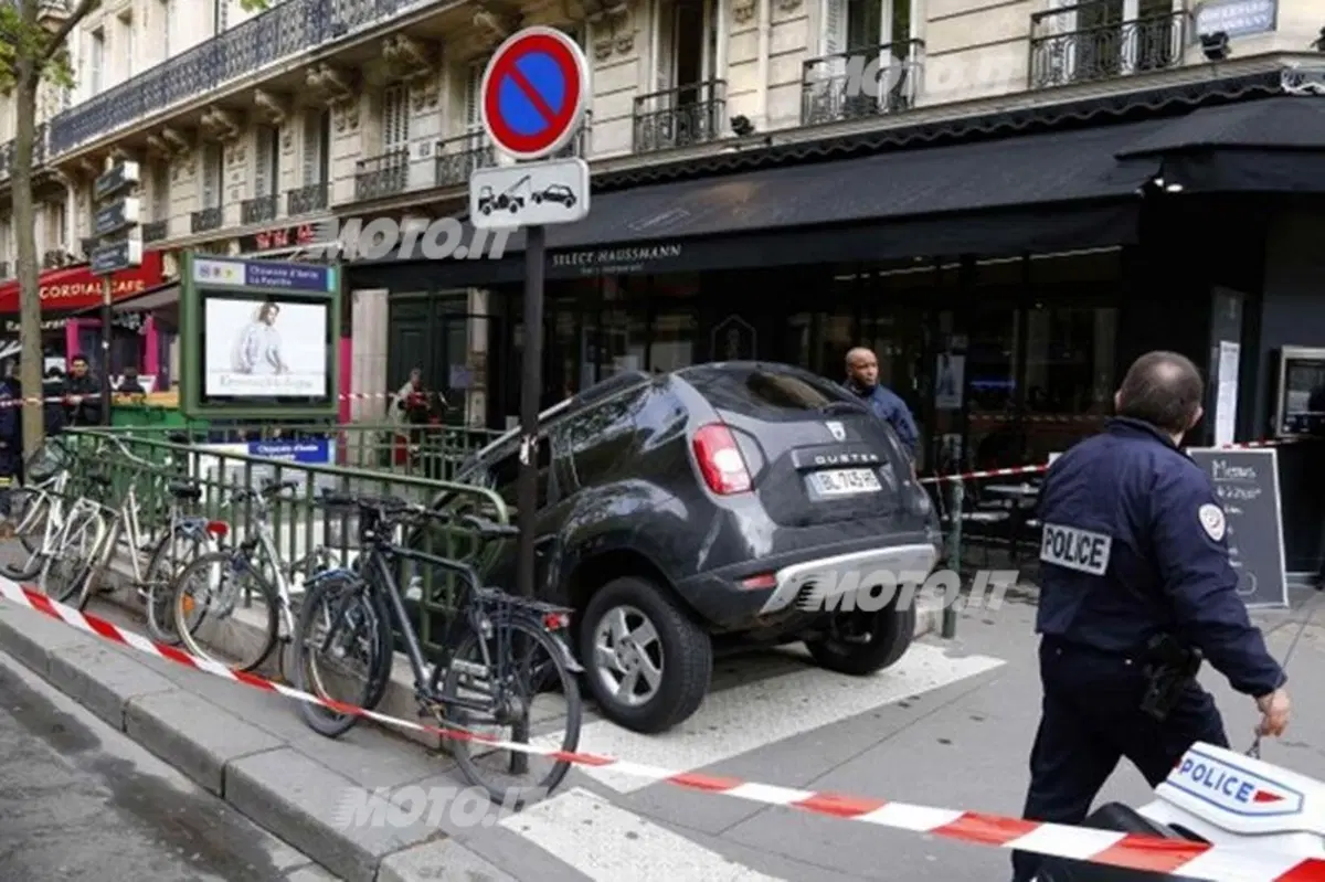 In auto nella metro di Parigi: «pensavo fosse un parcheggio» (2)