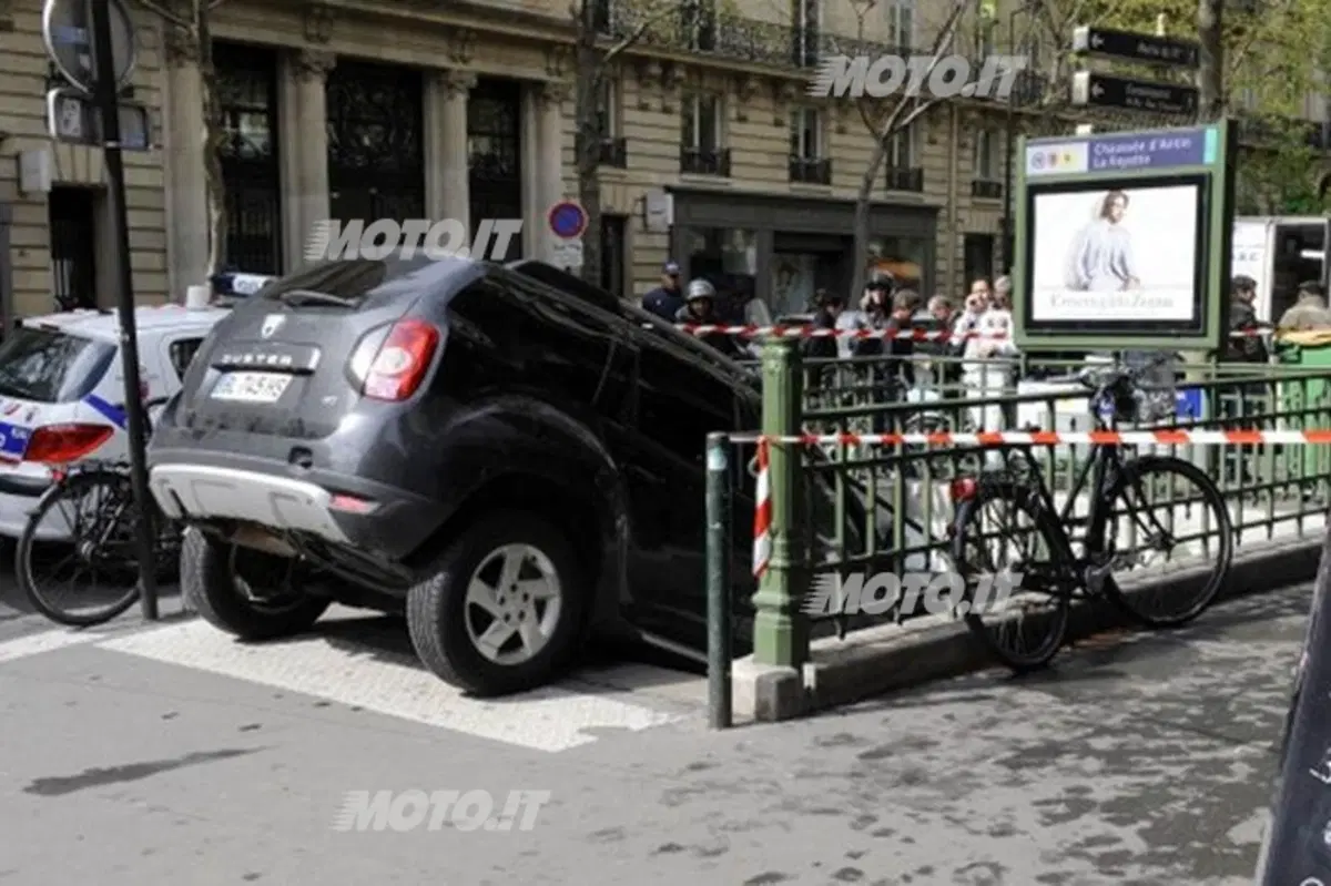 In auto nella metro di Parigi: «pensavo fosse un parcheggio» (4)