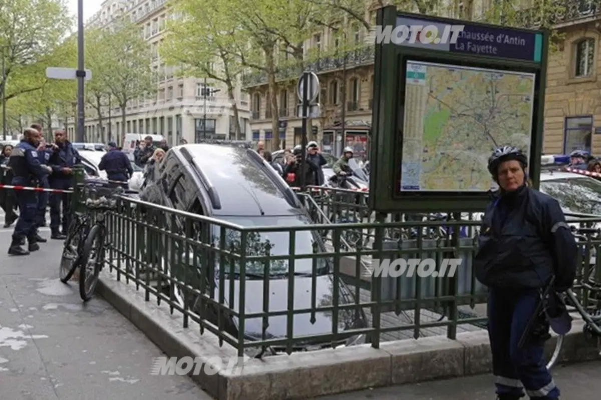 In auto nella metro di Parigi: «pensavo fosse un parcheggio» (5)