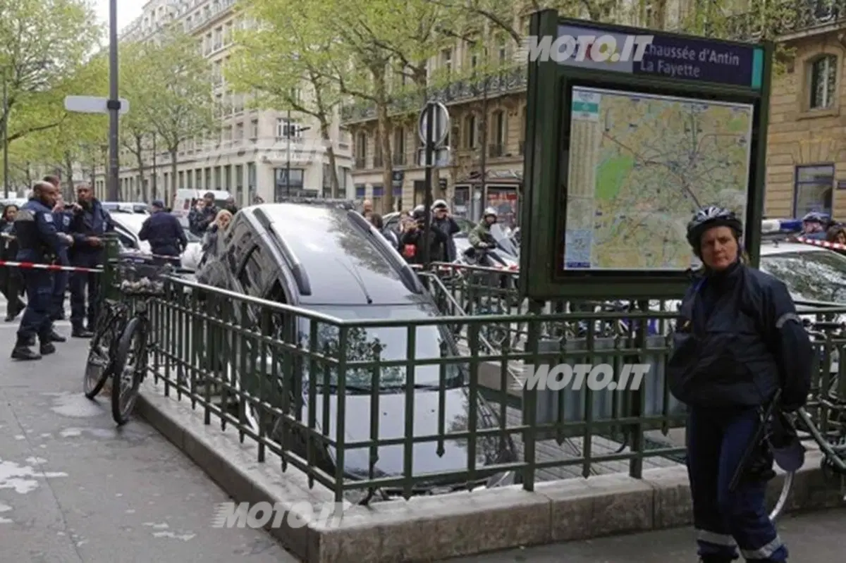 In auto nella metro di Parigi: «pensavo fosse un parcheggio» (6)