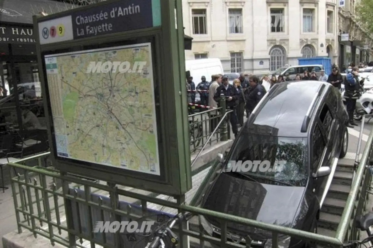 In auto nella metro di Parigi: «pensavo fosse un parcheggio» (7)