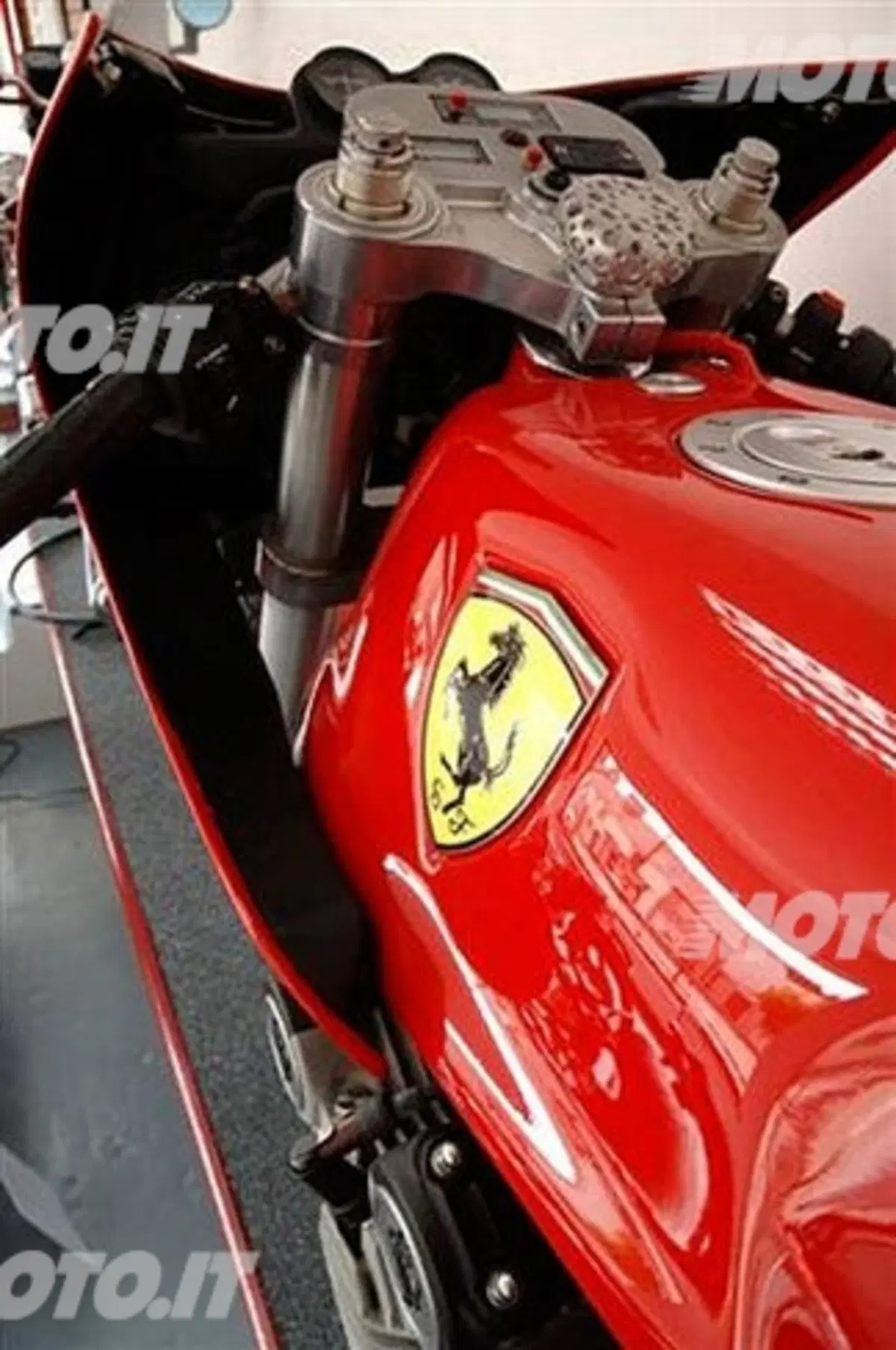 Ferrari: all'asta l'unica moto prodotta nella storia del Cavallino (6)