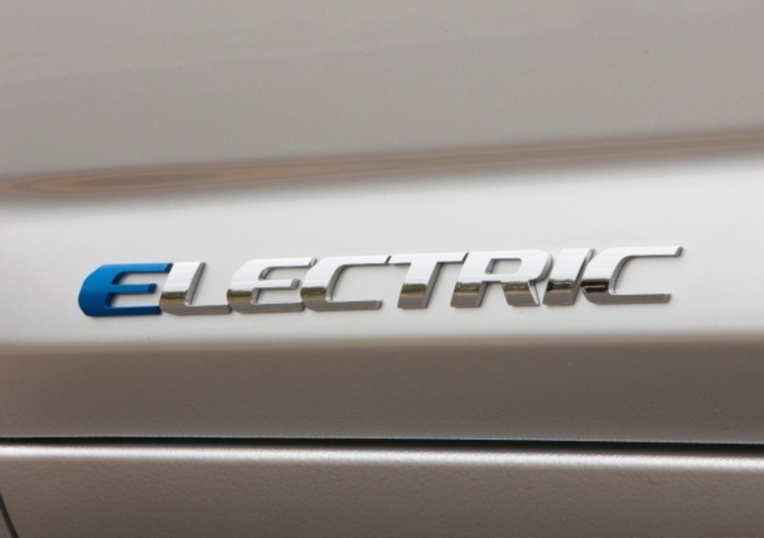 Toyota RAV4 EV: primo teaser ufficiale