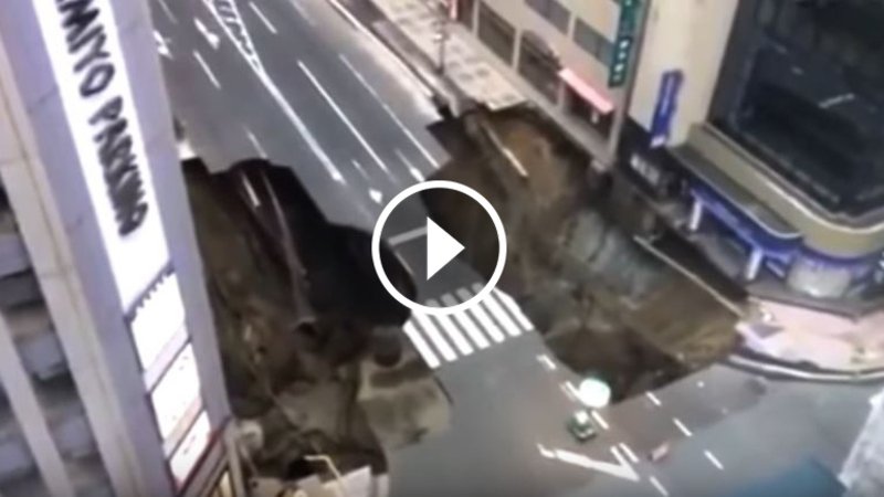 Giappone: gigantesca voragine inghiottisce un incrocio [Video]