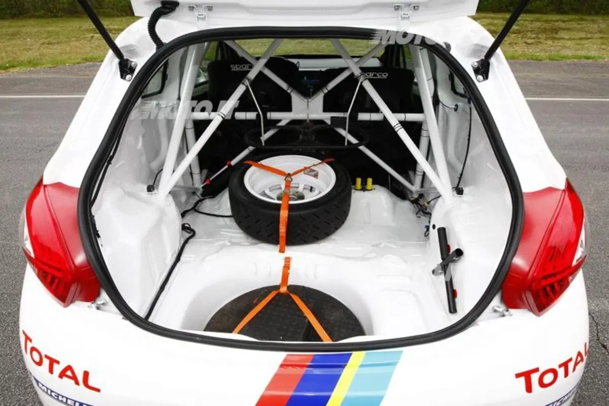Peugeot 208 R2: presentata la variante da rally (17)