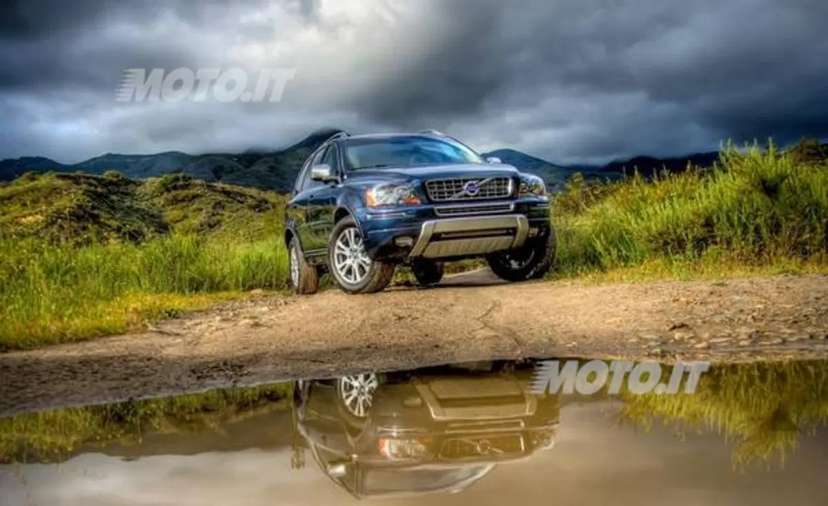 Volvo XC90: piccoli aggiornamenti stilistici in attesa della nuova versione (3)