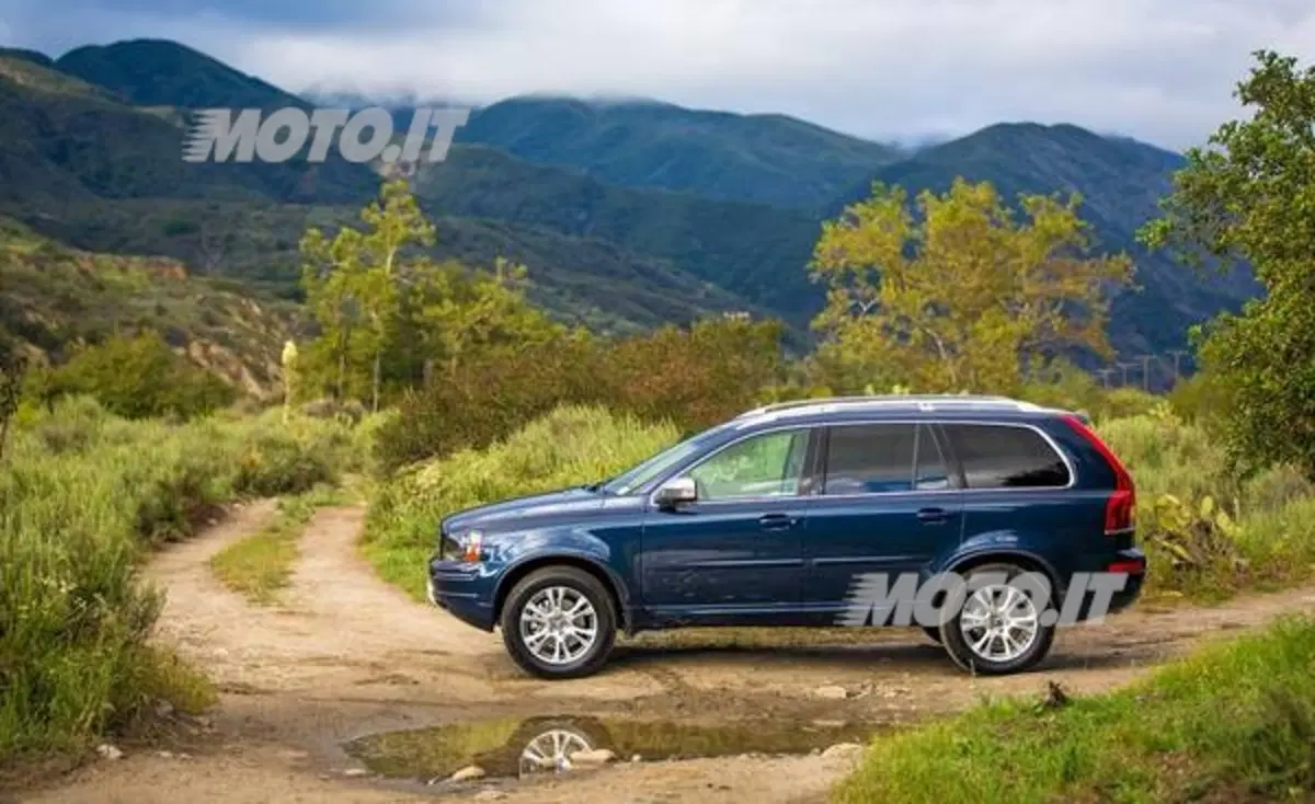 Volvo XC90: piccoli aggiornamenti stilistici in attesa della nuova versione (4)