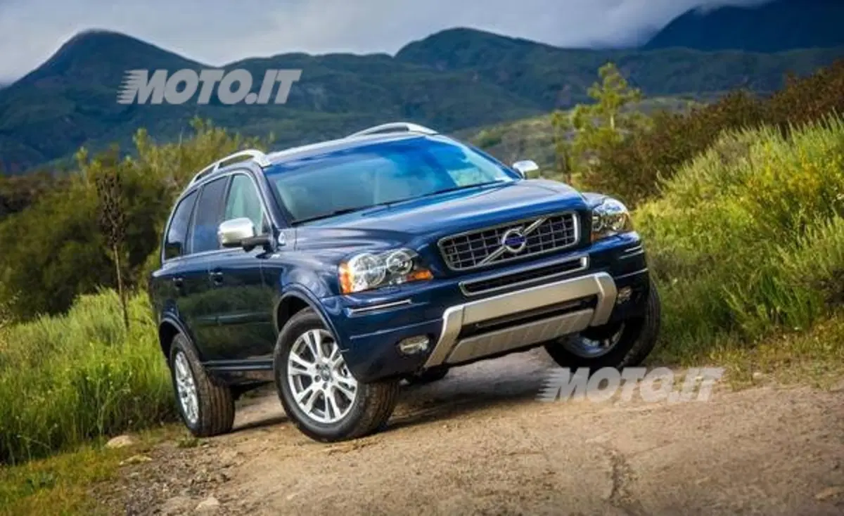 Volvo XC90: piccoli aggiornamenti stilistici in attesa della nuova versione (5)