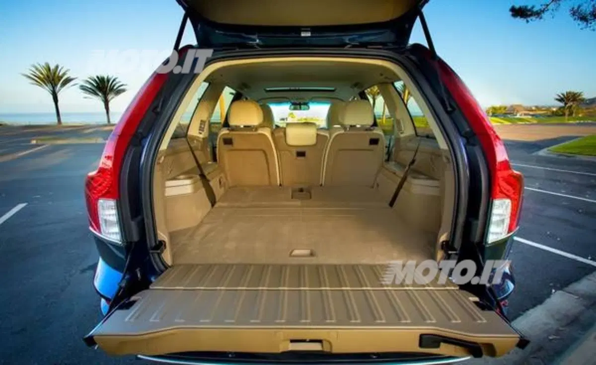 Volvo XC90: piccoli aggiornamenti stilistici in attesa della nuova versione (7)