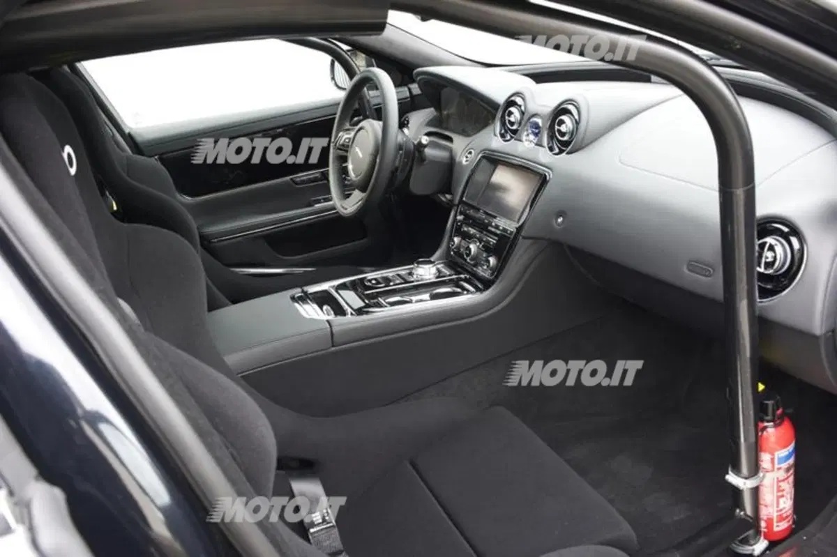 Jaguar XJ Supersport: nuovo Taxi per il Nürburgring (7)