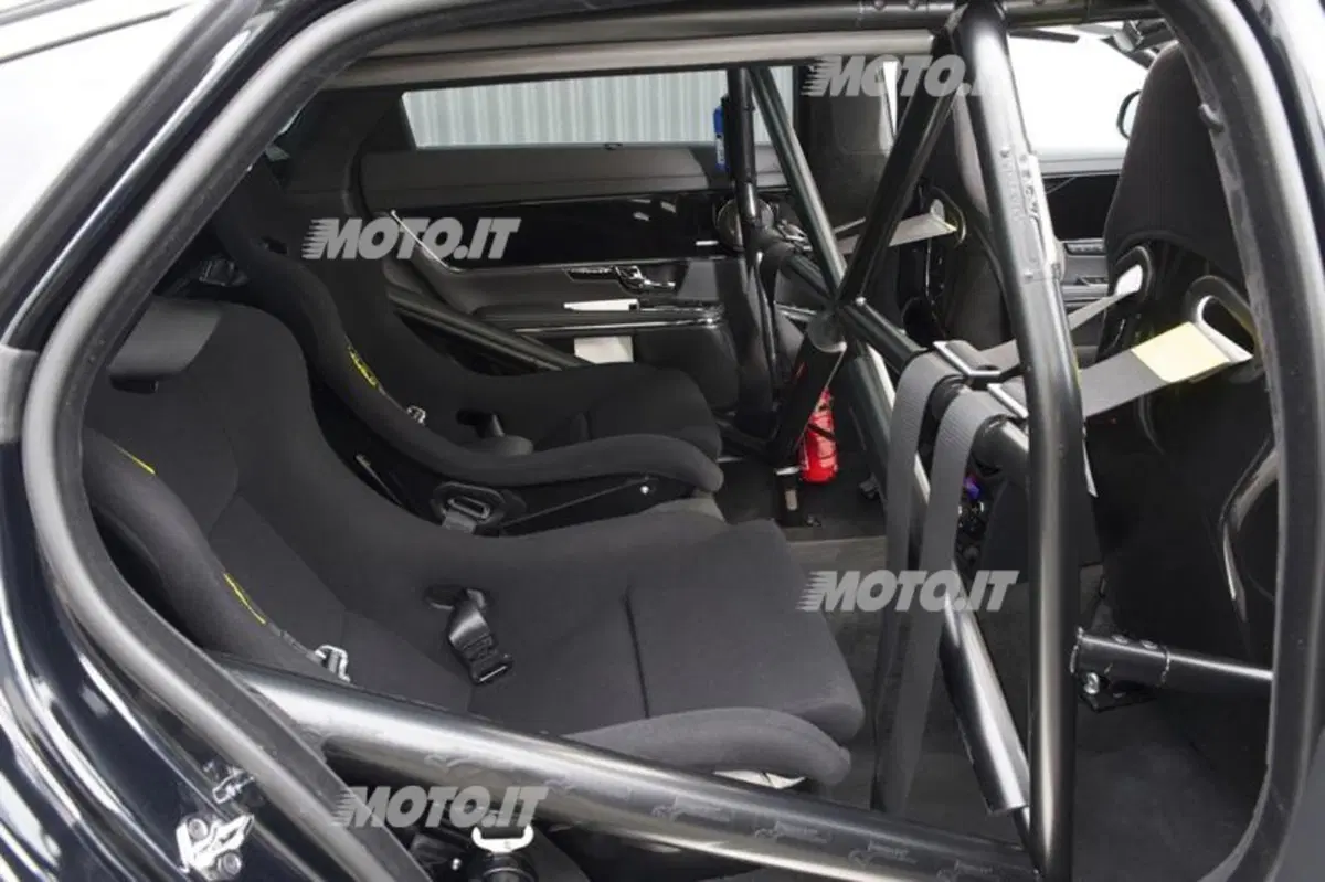 Jaguar XJ Supersport: nuovo Taxi per il Nürburgring (8)