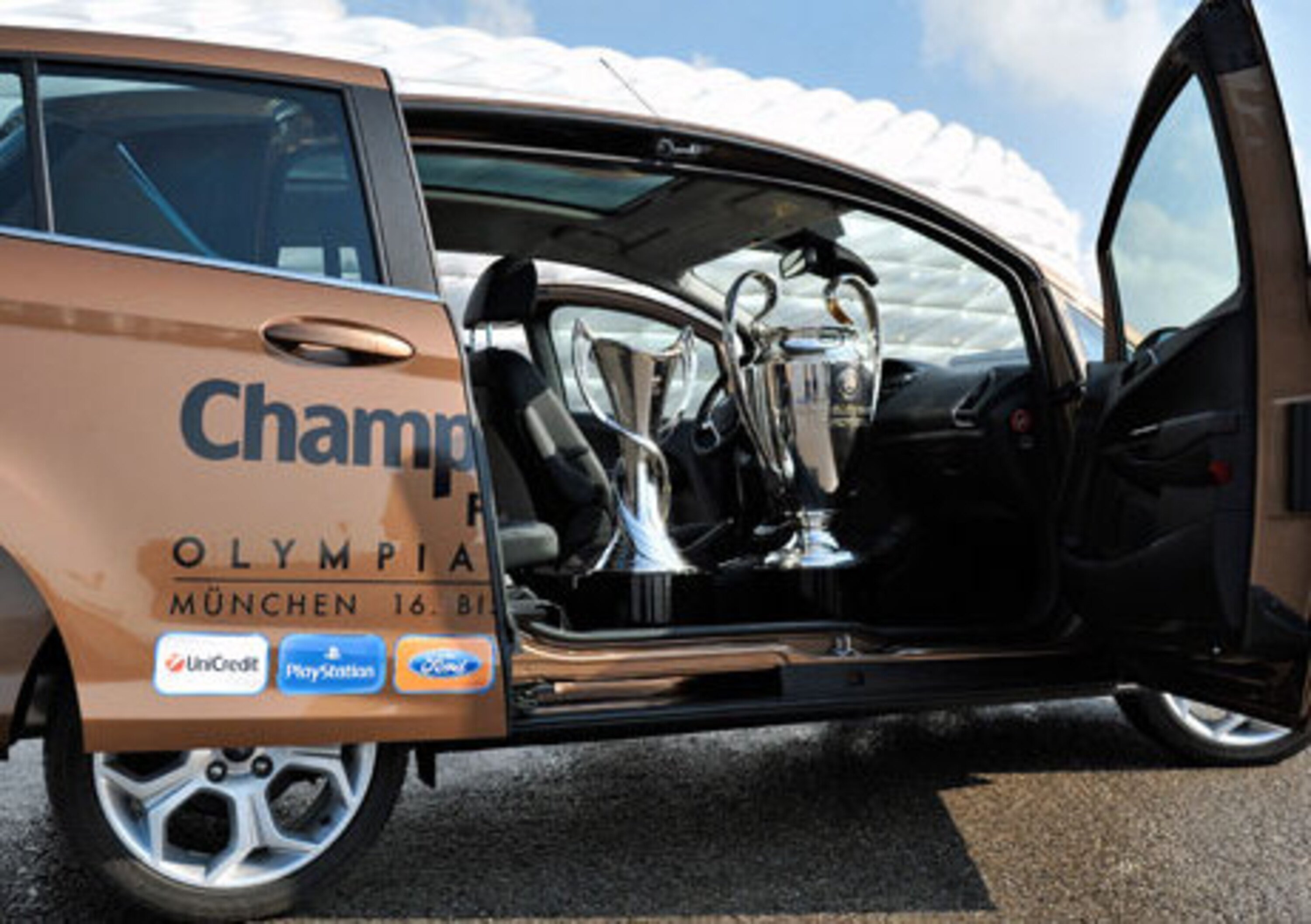 Ford celebra 20 anni di Champions League con la B-MAX