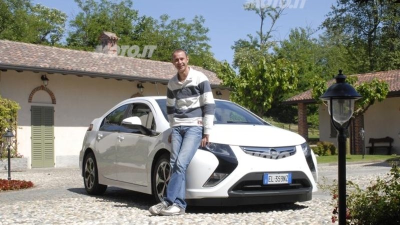 Opel: il campione di rally Piero Longhi &egrave; il primo italiano ad acquistare una Ampera
