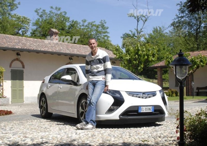 Opel: il campione di rally Piero Longhi &egrave; il primo italiano ad acquistare una Ampera