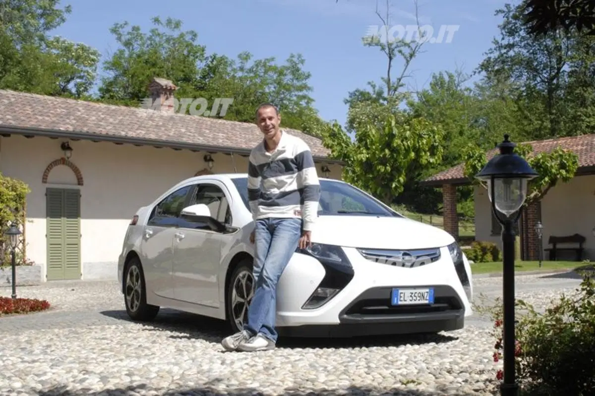 Opel: il campione di rally Piero Longhi è il primo italiano ad acquistare una Ampera