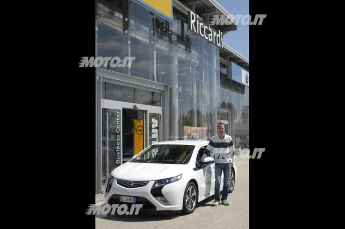 Opel: il campione di rally Piero Longhi è il primo italiano ad acquistare una Ampera (2)