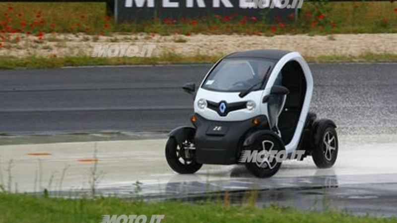 Renault: corso di guida sicura per neopatentati minorenni a Vallelunga