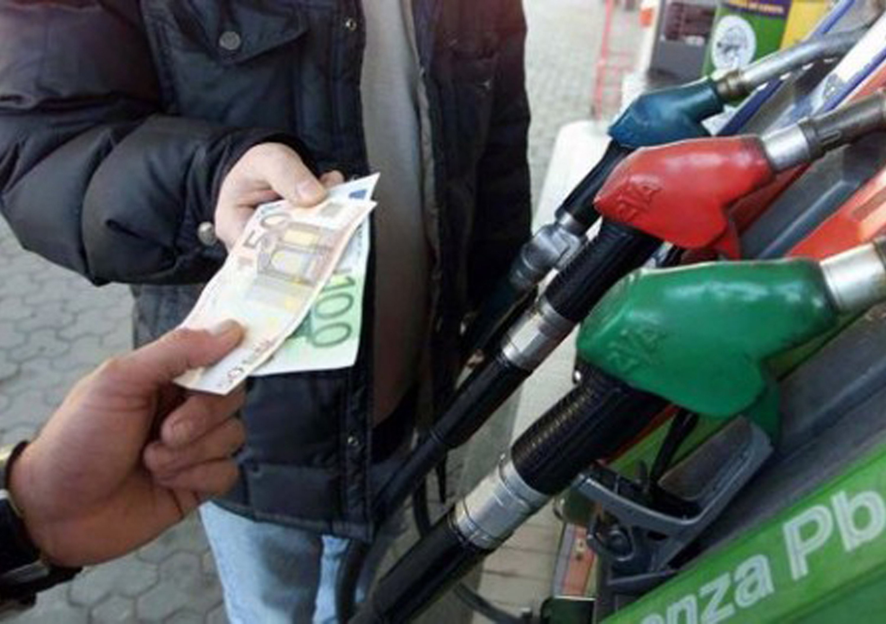 Carburanti: aumento dei prezzi diminuisce i consumi del 10,3%