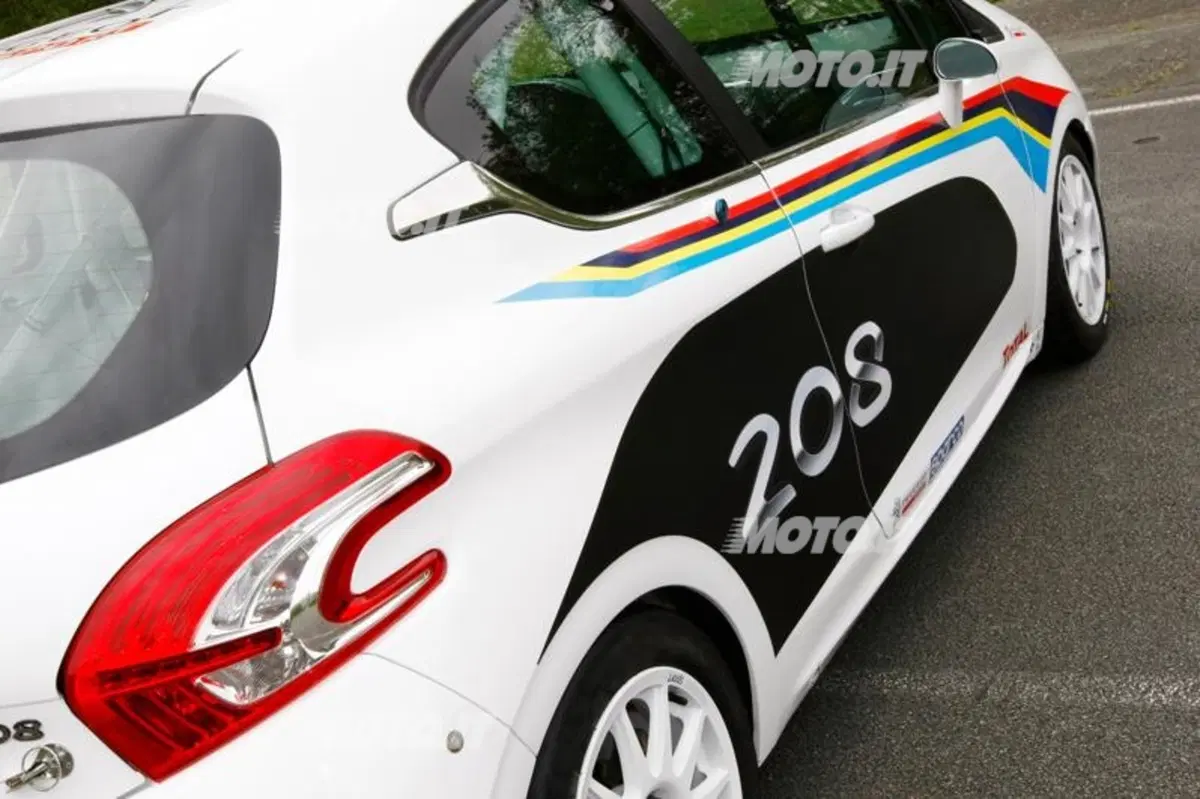 Peugeot 208 R2: tecnici ed equipaggio ne spiegano le caratteristiche (3)