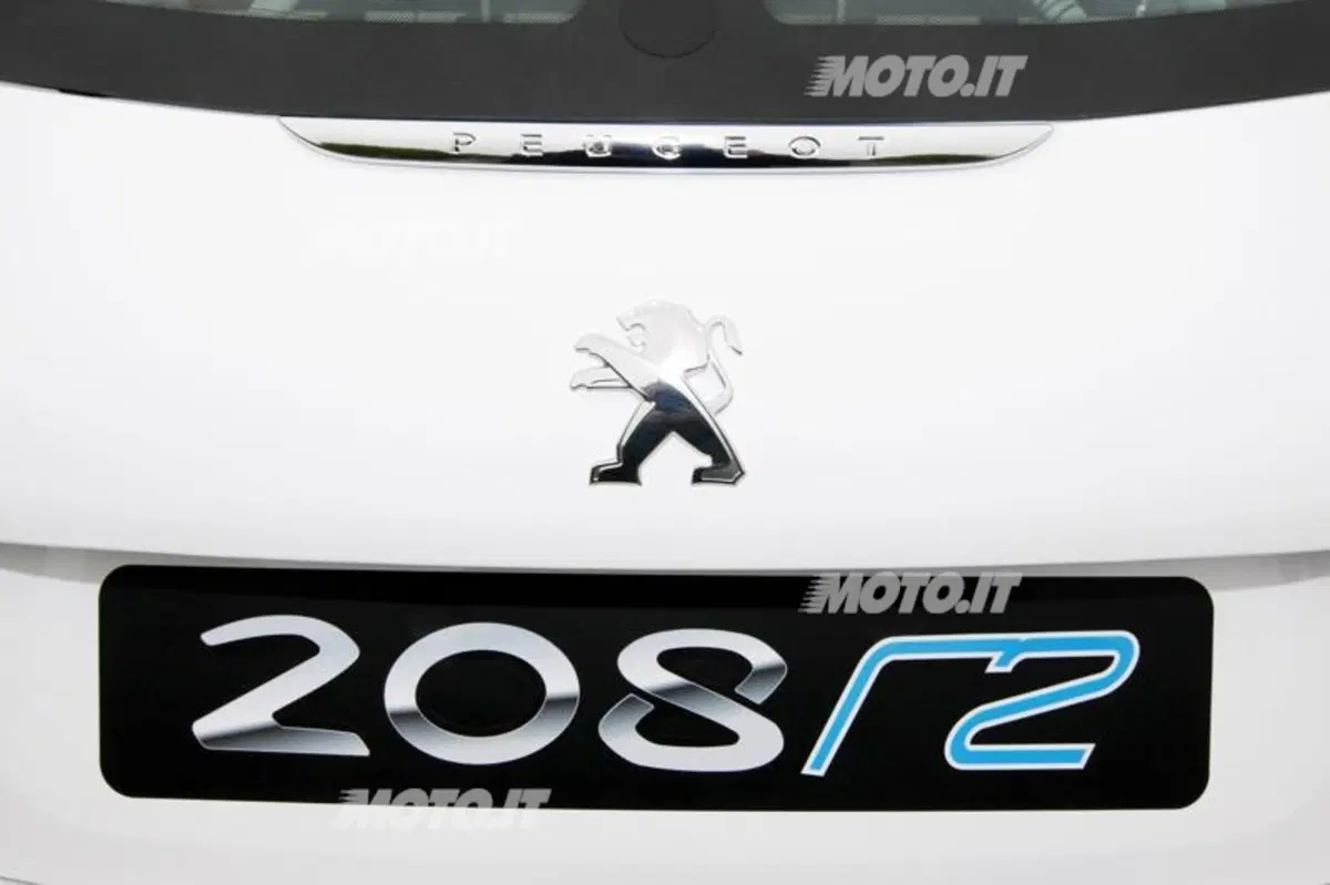 Peugeot 208 R2: tecnici ed equipaggio ne spiegano le caratteristiche (4)