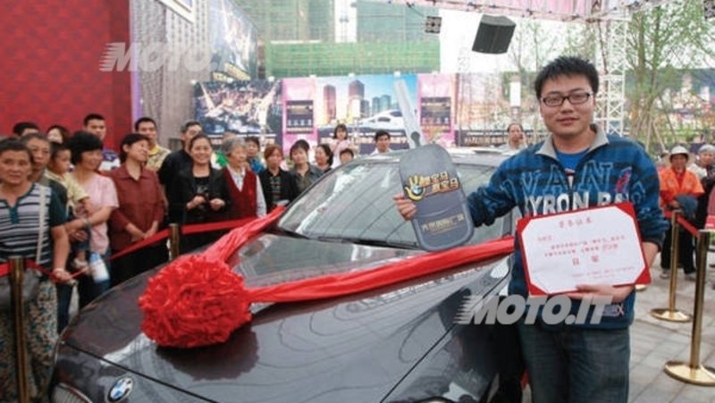 BMW: ragazzo cinese vince Serie 1 rimanendovi appoggiato per 87 ore