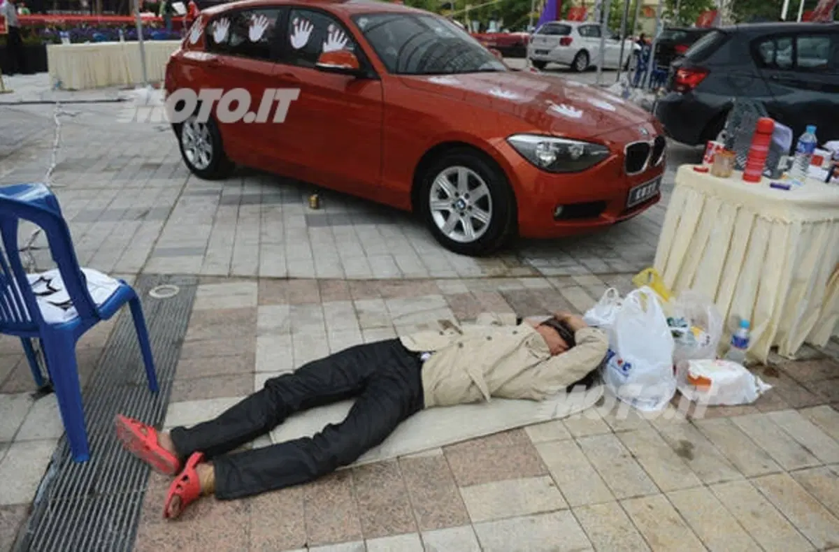 BMW: ragazzo cinese vince Serie 1 rimanendovi appoggiato per 87 ore (4)