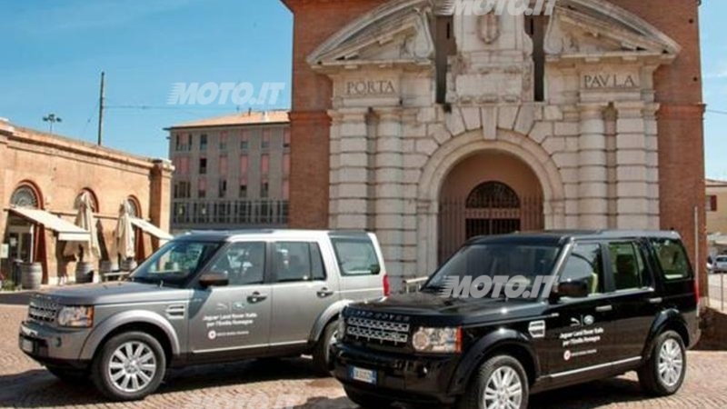 Terremoto in Emilia: due Land Rover Discovery 4 alla Croce Rossa