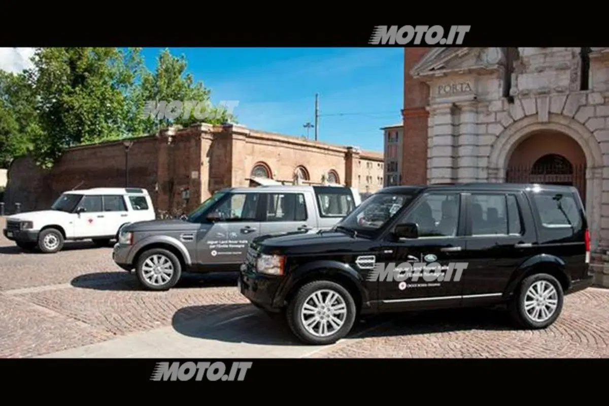Terremoto in Emilia: due Land Rover Discovery 4 alla Croce Rossa (2)