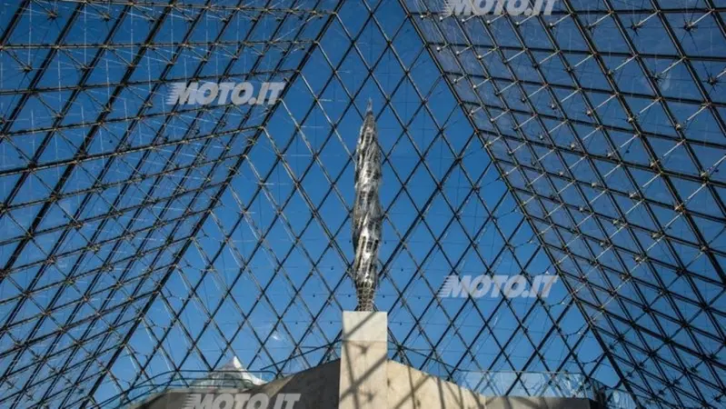 Mercedes-Benz sponsor dell'arte contemporanea al Louvre