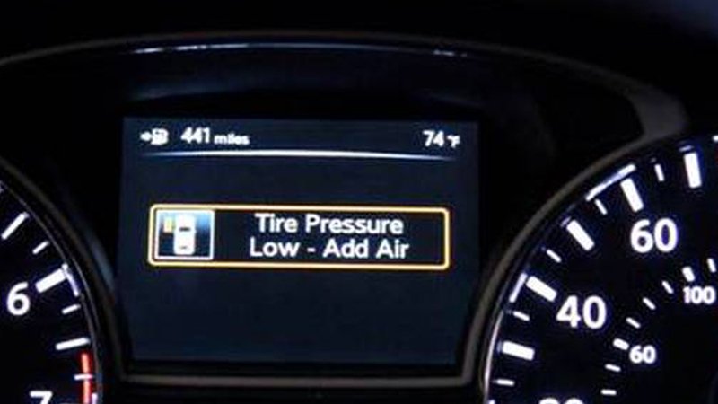 Nissan Easy-Fill Tire Alert per monitorare gli pneumatici