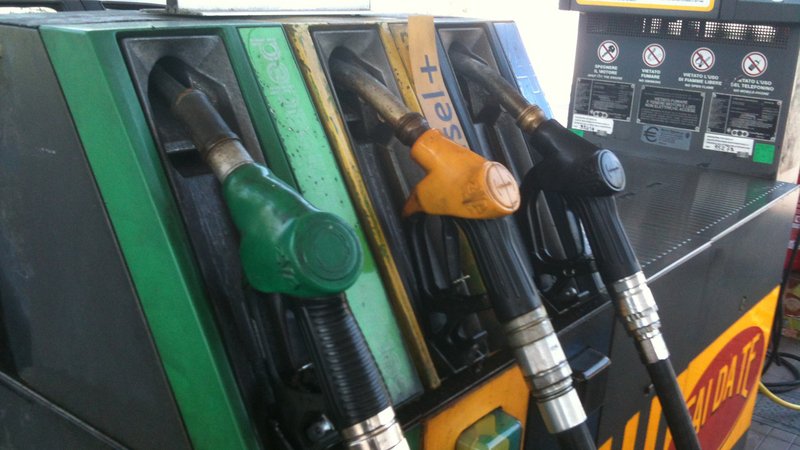 Benzina: consumi in calo costante