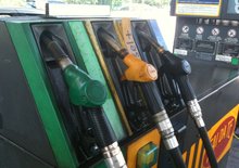 Carburanti: prezzi in lieve calo