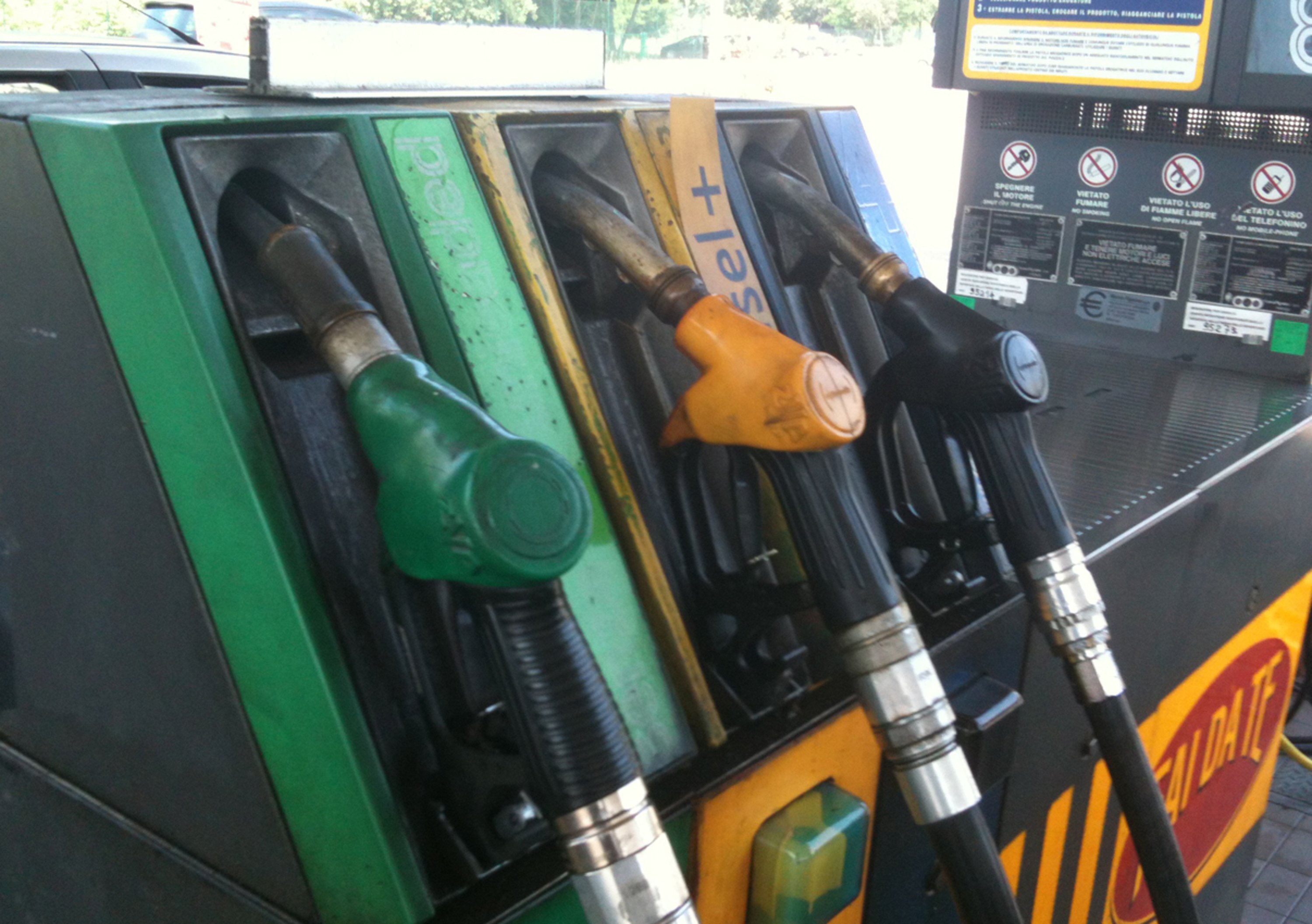 Carburanti: prezzi in impennata. Inizia l&rsquo;effetto &ldquo;crisi siriana&rdquo;