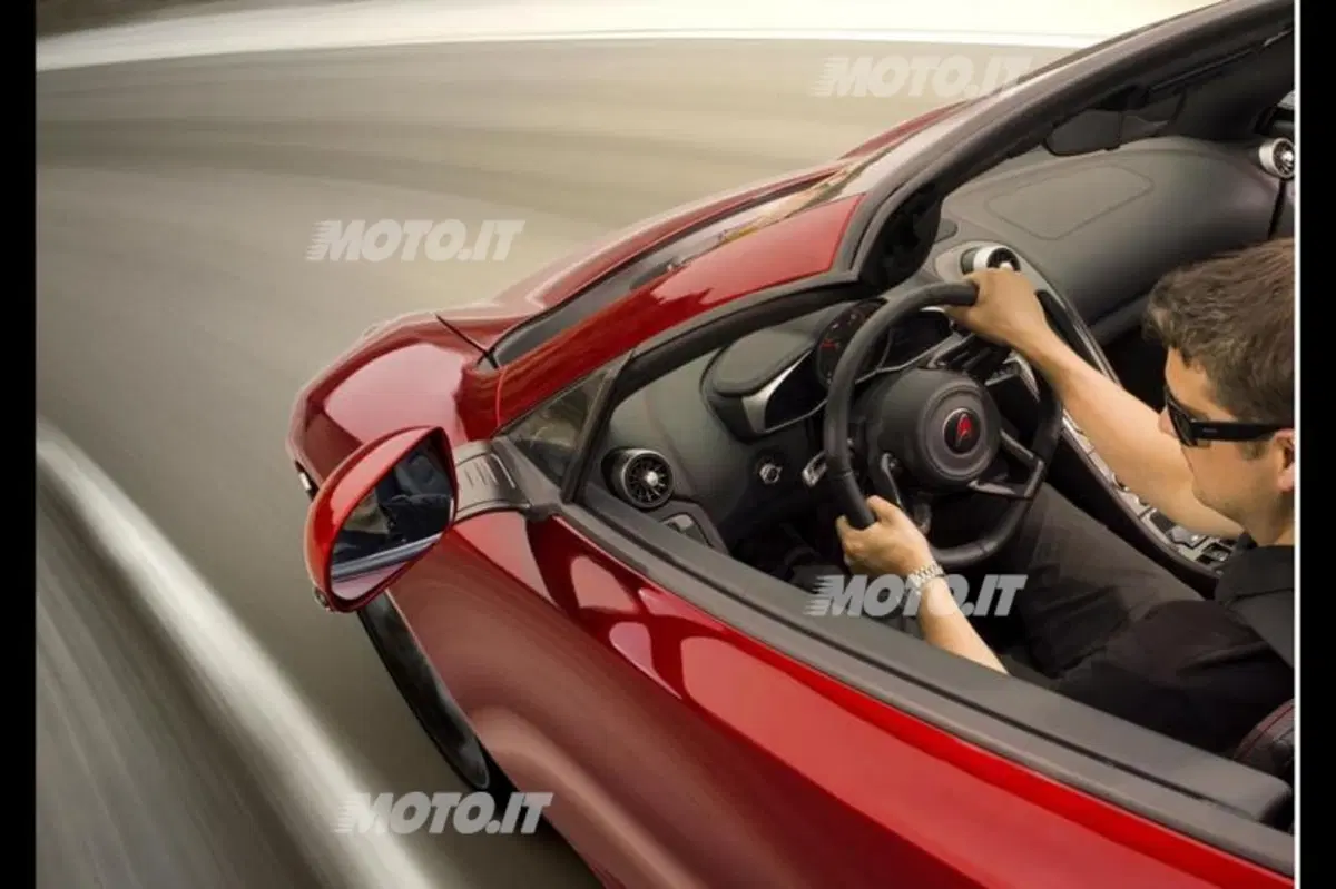 McLaren MP4-12C Spider: primo teaser