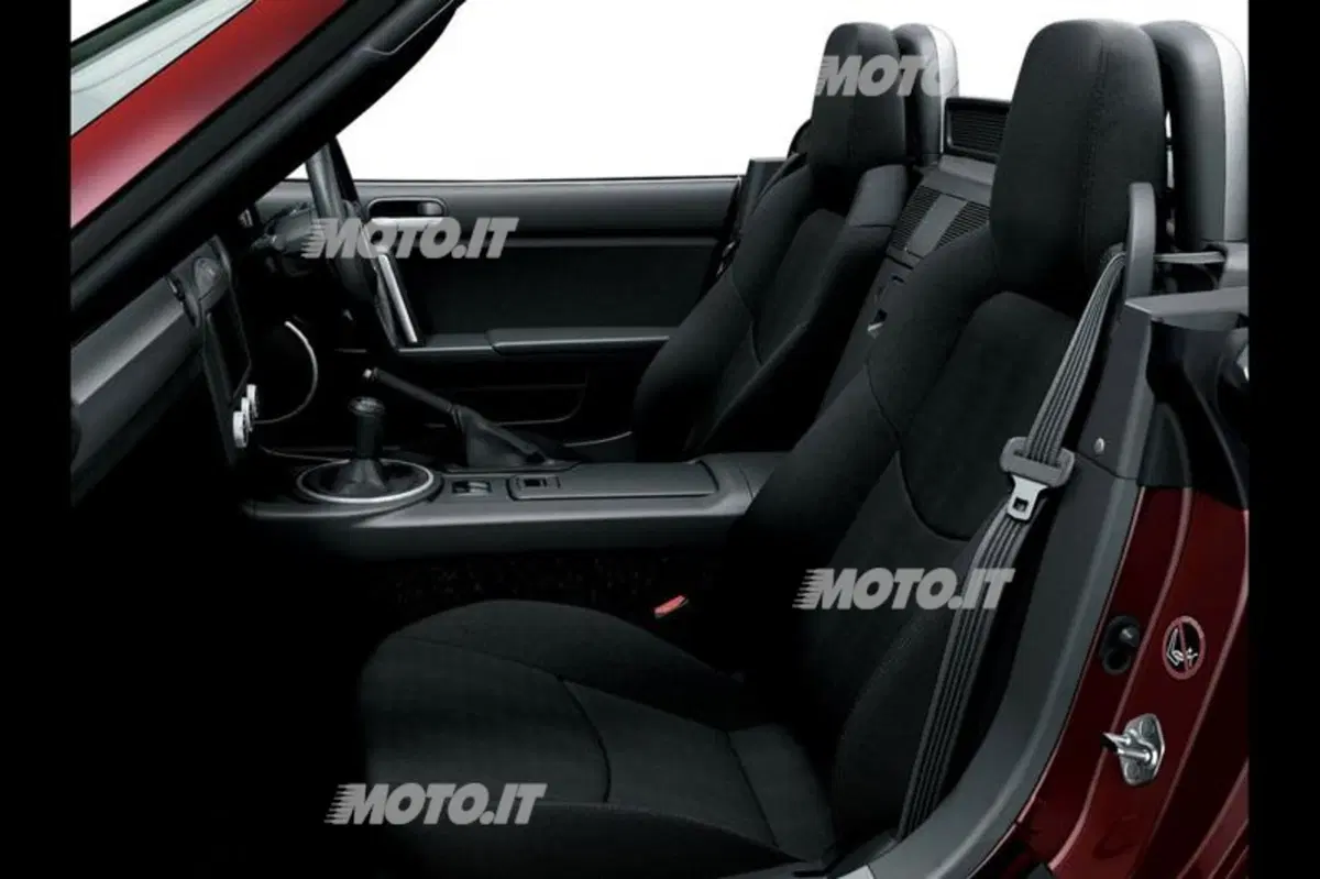 Mazda MX-5 restyling: novità per la roadster nipponica (9)