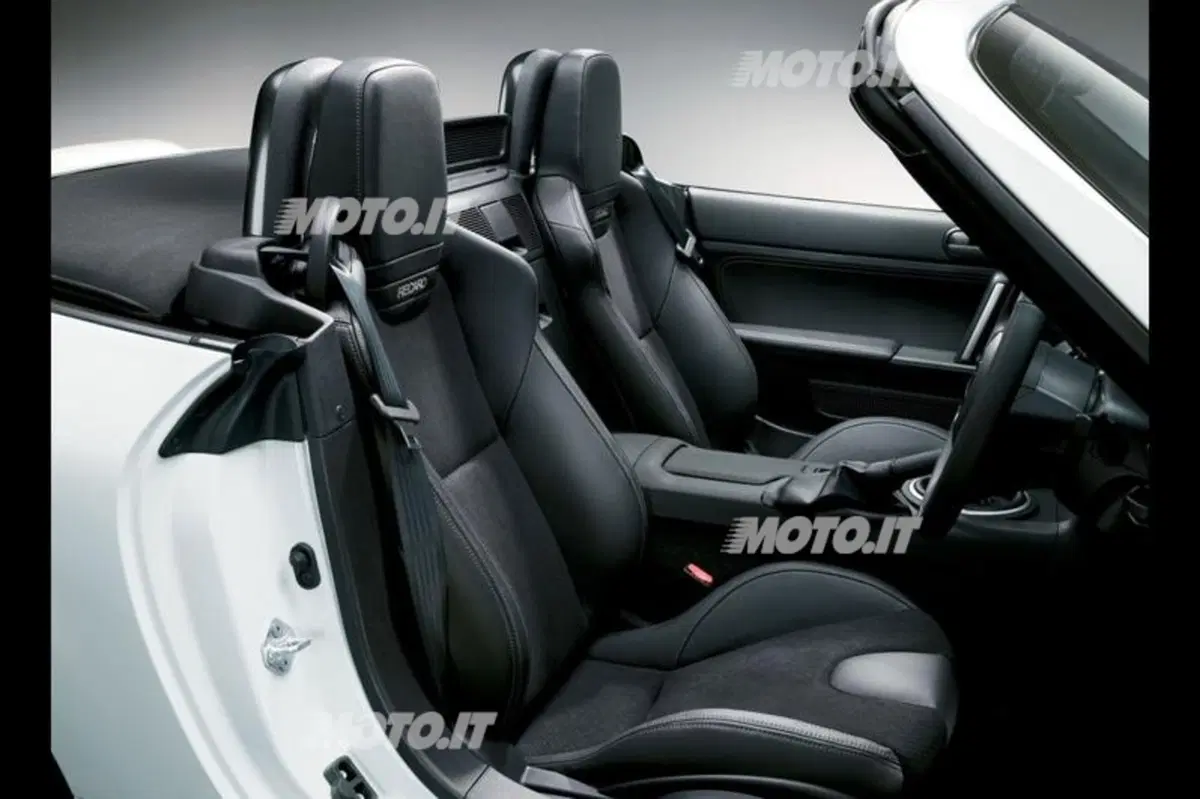 Mazda MX-5 restyling: novità per la roadster nipponica (11)