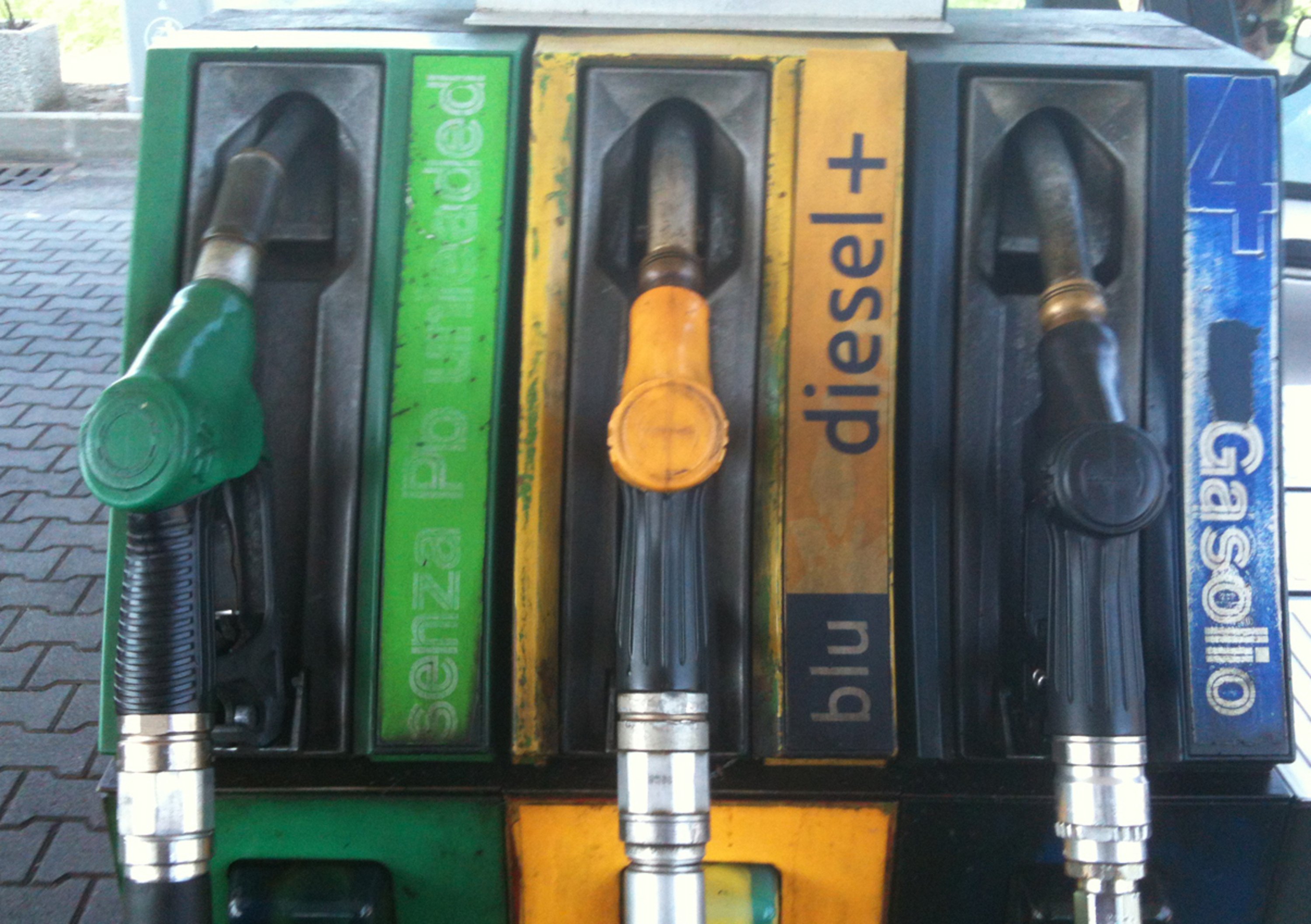 Benzina: in Italia i prezzi pi&ugrave; alti d&rsquo;Europa. Consumi in calo del 10%