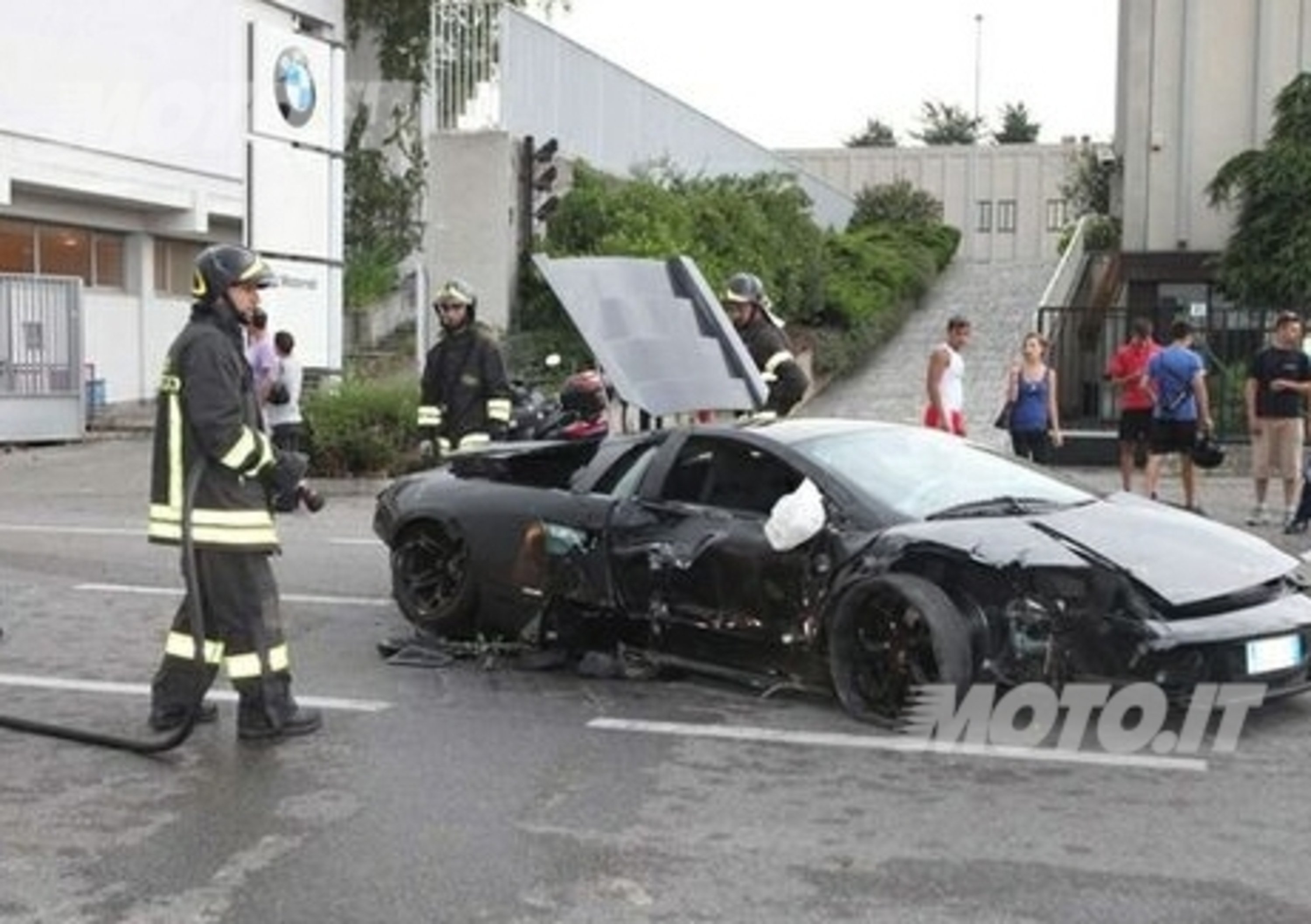 Lambo fuori controllo: dramma sfiorato in concessionaria BMW Motorrad