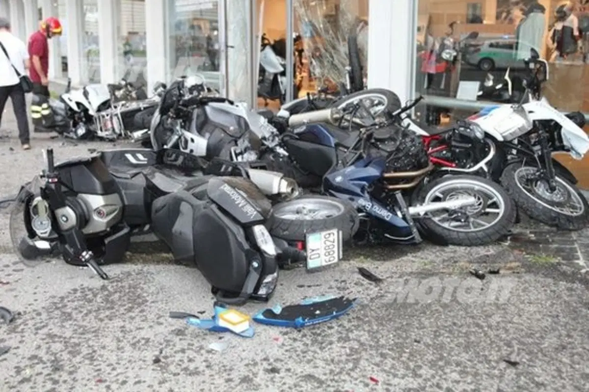 Lambo fuori controllo: dramma sfiorato in concessionaria BMW Motorrad (2)