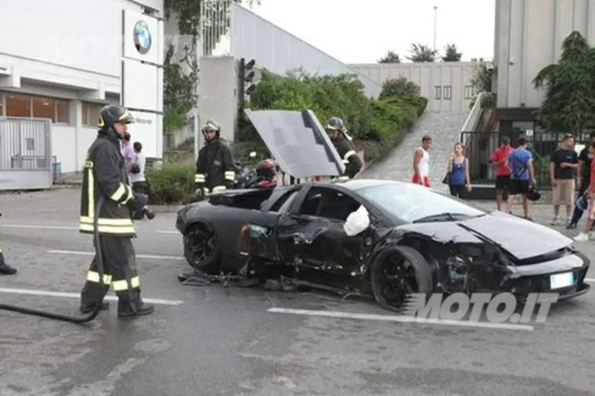 Lambo fuori controllo: dramma sfiorato in concessionaria BMW Motorrad (3)