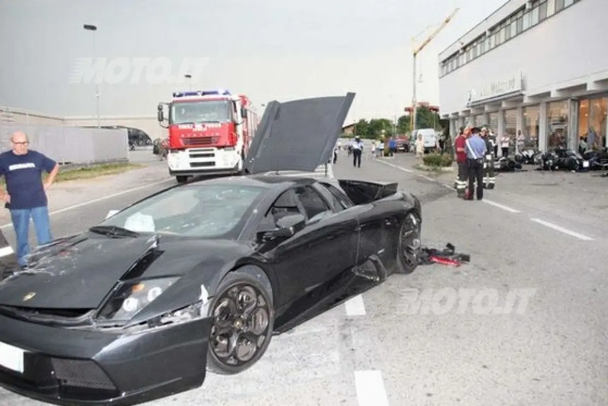 Lambo fuori controllo: dramma sfiorato in concessionaria BMW Motorrad (4)