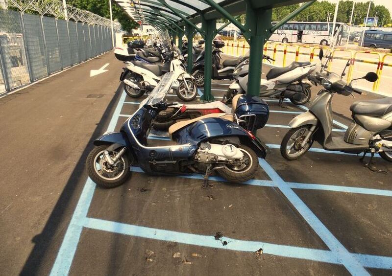 Parcheggio aeroporto Linate: auto vs moto