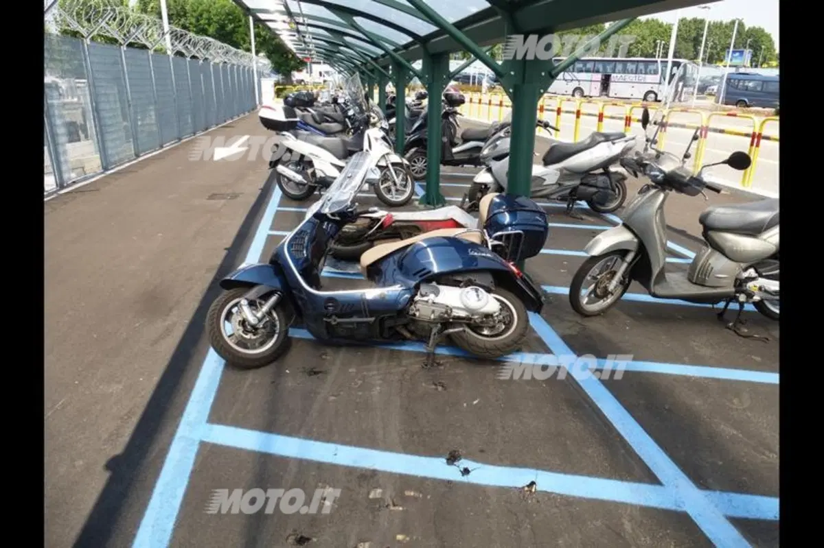 Parcheggio aeroporto Linate: auto vs moto