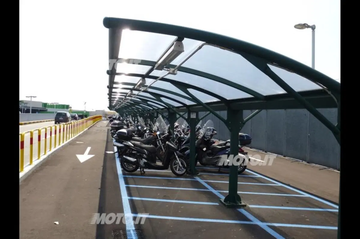 Parcheggio aeroporto Linate: auto vs moto (9)